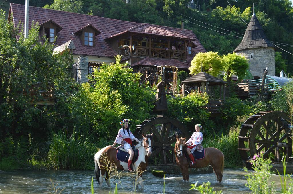 Bilya Richky Hotel Kamianets Podilskyi Bagian luar foto